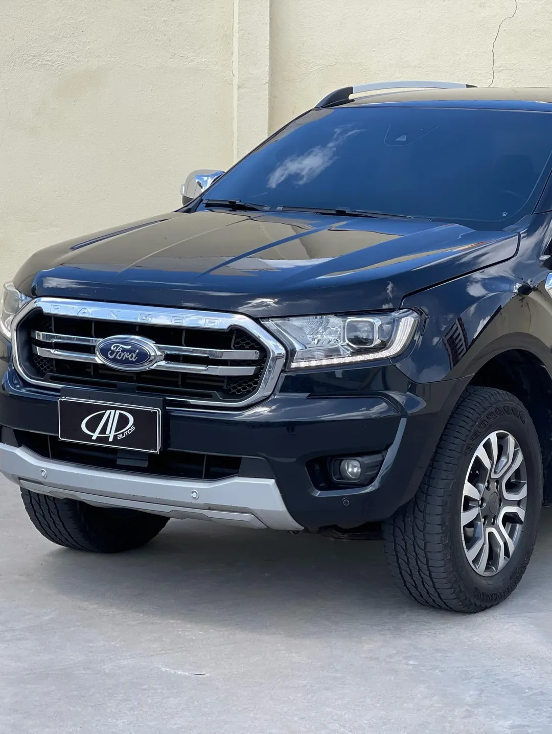 Ford Ranger no pátio da CAP Autos, com a placa da loja